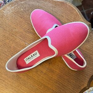 NWT Italeau Women's Vibrant Pink Flats/Loafers Box and Dustbag Size 38